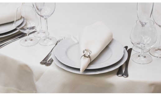 Cómo eliminar manchas difíciles en manteles de restaurante